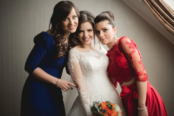 Gelukkig vrienden helpt bruid klaar voor haar trouwdag in de ochtend — Stockfoto