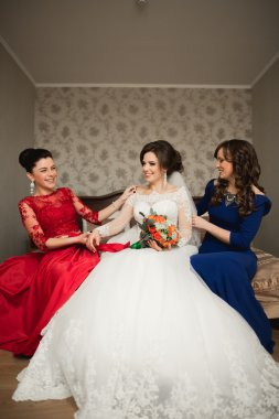 Mutlu arkadaşlar yardımcı olur sabah onu düğün günü için hazırlık gelin