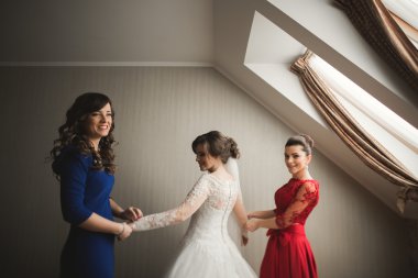 Mutlu arkadaşlar yardımcı olur sabah onu düğün günü için hazırlık gelin