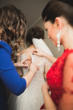 Mutlu arkadaşlar yardımcı olur sabah onu düğün günü için hazırlık gelin