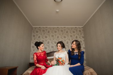 Mutlu arkadaşlar yardımcı olur sabah onu düğün günü için hazırlık gelin