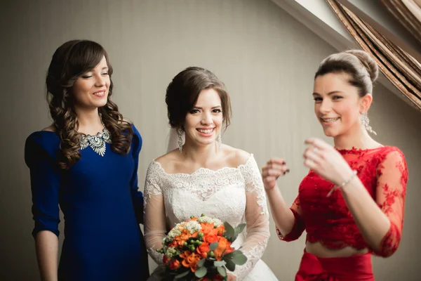 Mutlu arkadaşlar yardımcı olur sabah onu düğün günü için hazırlık gelin