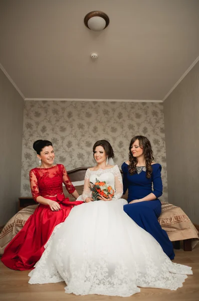 Amigos felizes ajuda noiva se preparando para o dia do casamento pela manhã — Fotografia de Stock