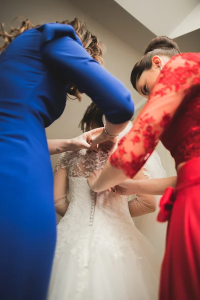 Happy Buddies ayuda a la novia a prepararse para el día de su boda por la mañana — Foto de Stock