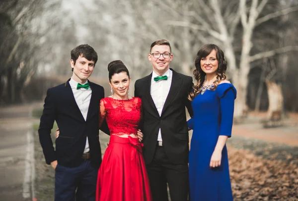 Dama de honra e padrinhos de casamento casal posando no parque — Fotografia de Stock