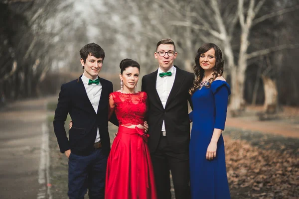 Dama de honra e padrinhos de casamento casal posando no parque — Fotografia de Stock