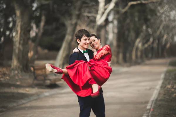 Bruidsmeisjes en groomsmen van bruidspaar poseren in park — Stockfoto