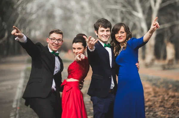 Dama de honra e padrinhos de casamento casal posando no parque — Fotografia de Stock