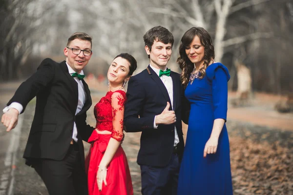 Dama de honra e padrinhos de casamento casal posando no parque — Fotografia de Stock