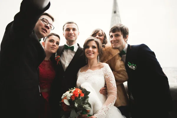 Brautjungfern, Trauzeugen und Hochzeitspaar machen Selfie mit Panoramablick auf die Stadt — Stockfoto