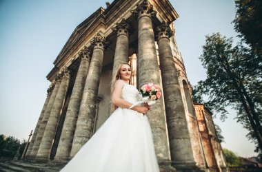 Muhteşem romantik zarif stil güzel beyaz gelin arka planda antik barok kalesinde