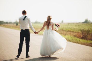 Güzel düğün çift, gelin ve damat yolda poz