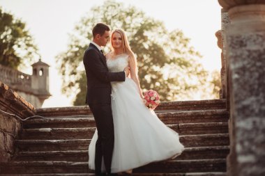 Sunset eski kale sarılma yeni evli çiftin güzel romantik düğün