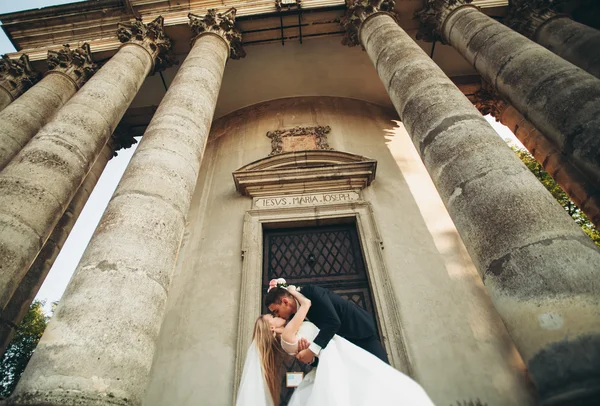 Hermosa boda romántica pareja de recién casados abrazos cerca del viejo castillo —  Fotos de Stock