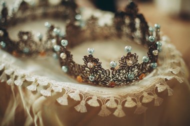 Şık düğün taç veya taç kilisede evlilik hazırlığı