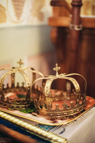 Elegante Hochzeitskrone oder Diadem bei der Vorbereitung auf die Hochzeit in der Kirche — Stockfoto