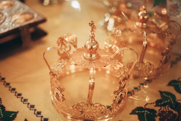 Elegant wedding crown or tiara preparing for marriage in church — Stock Photo, Image