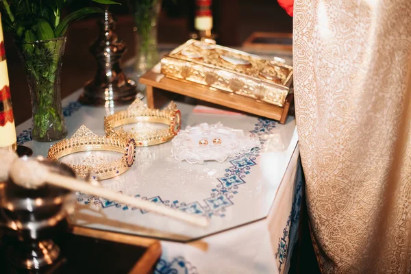Elegant wedding crown or tiara preparing for marriage in church — Stock Photo, Image