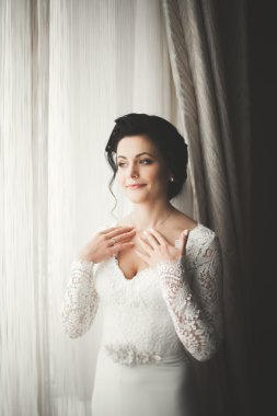 Güzel moda peçe düğün sabah gelinle portresi. Gelinlik