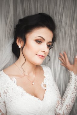 Güzel moda peçe düğün sabah gelinle portresi. Gelinlik