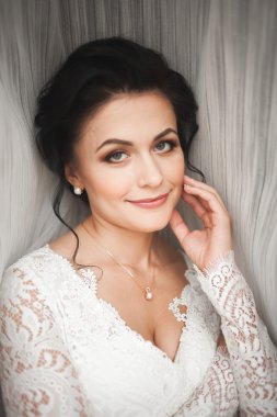 Güzel moda peçe düğün sabah gelinle portresi. Gelinlik