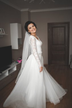 Güzel moda peçe düğün sabah gelinle portresi. Gelinlik