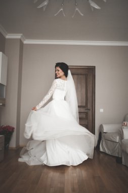 Güzel moda peçe düğün sabah gelinle portresi. Gelinlik