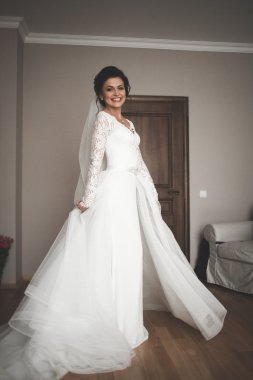 Güzel moda peçe düğün sabah gelinle portresi. Gelinlik