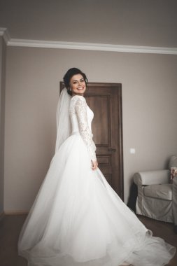 Güzel moda peçe düğün sabah gelinle portresi. Gelinlik