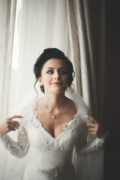 Retrato de bela noiva com véu de moda na manhã do casamento. Vestido de casamento — Fotografia de Stock