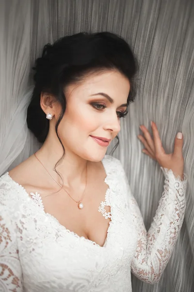 Porträt der schönen Braut mit Modeschleier am Hochzeitsmorgen. Brautkleid — Stockfoto