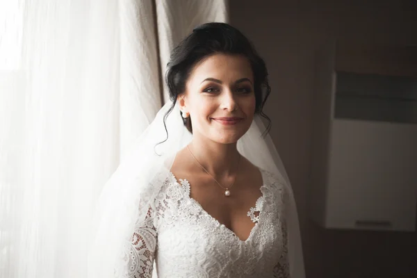 Портрет красивой невесты с фатой на свадебное утро. Свадебное платье — стоковое фото