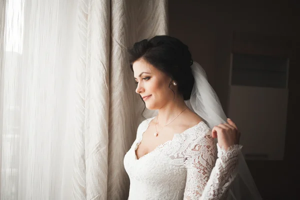 Retrato de bela noiva com véu de moda na manhã do casamento. Vestido de casamento — Fotografia de Stock