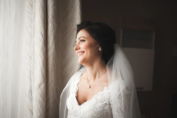 Портрет красивої нареченої з модною фатою на весіллі вранці. Весільна сукня — стокове фото