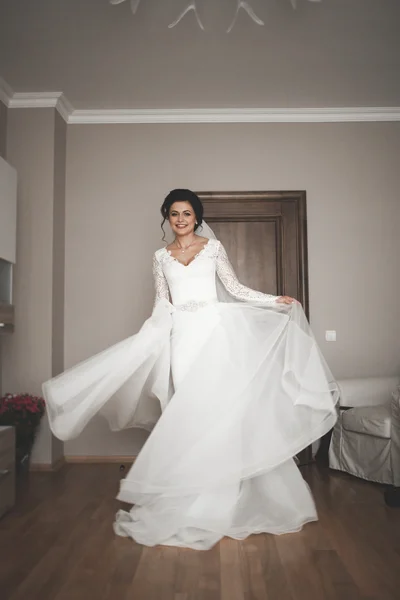 Portret van de mooie bruid met mode sluier op de ochtend van de bruiloft. Trouwjurk — Stockfoto