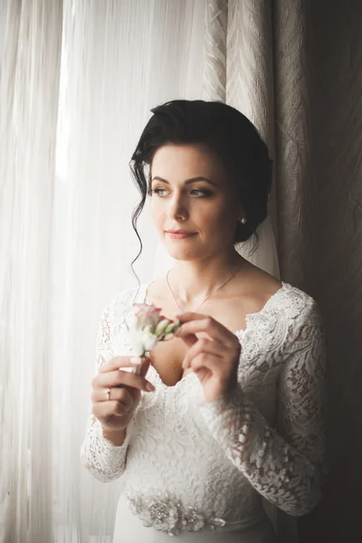 Retrato de novia hermosa con velo de moda en la mañana de la boda. Vestido de novia —  Fotos de Stock