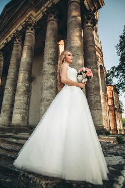 Muhteşem romantik zarif stil güzel beyaz gelin arka planda antik barok kalesinde