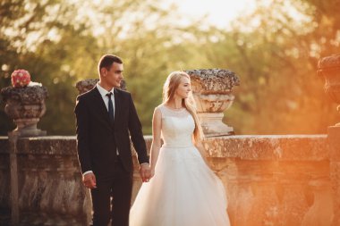 Sunset eski kale sarılma yeni evli çiftin güzel romantik düğün