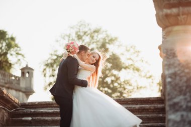 Sunset eski kale sarılma yeni evli çiftin güzel romantik düğün