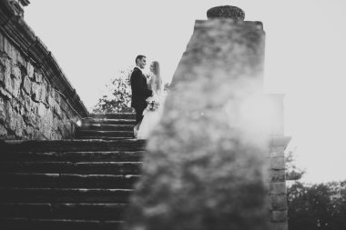 Sunset eski kale sarılma yeni evli çiftin güzel romantik düğün