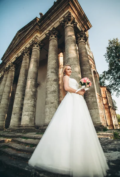 Splendido romantico gentile elegante bella sposa caucasica sullo sfondo antico castello barocco — Foto Stock