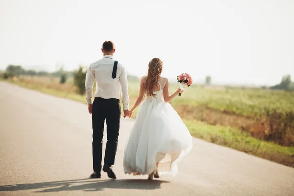 Όμορφο γαμήλιο ζεύγος, νύφη και ο γαμπρός που παρουσιάζουν στον δρόμο — Φωτογραφία Αρχείου