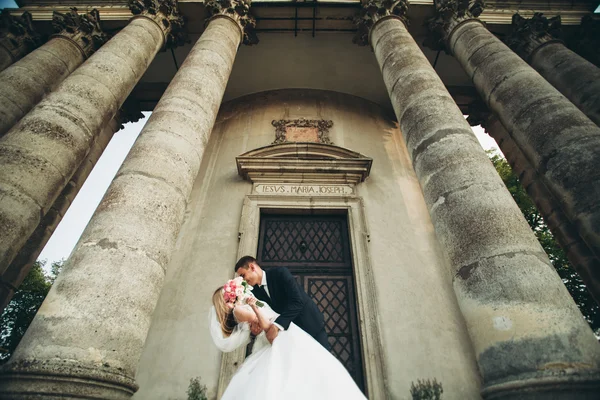 Piękny romantyczny ślub para nowożeńców przytulających się w pobliżu starego zamku — Zdjęcie stockowe