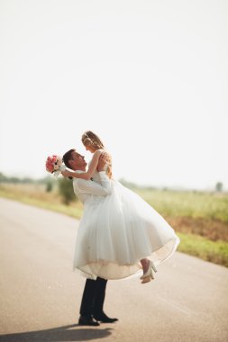 Güzel düğün çift, gelin ve damat yolda poz