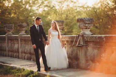 Sunset eski kale sarılma yeni evli çiftin güzel romantik düğün