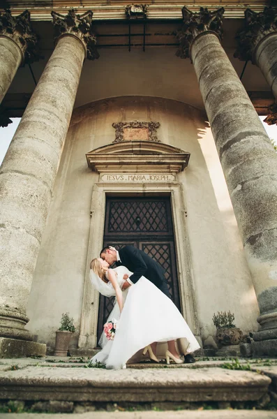 Hermosa boda romántica pareja de recién casados abrazos cerca del viejo castillo —  Fotos de Stock