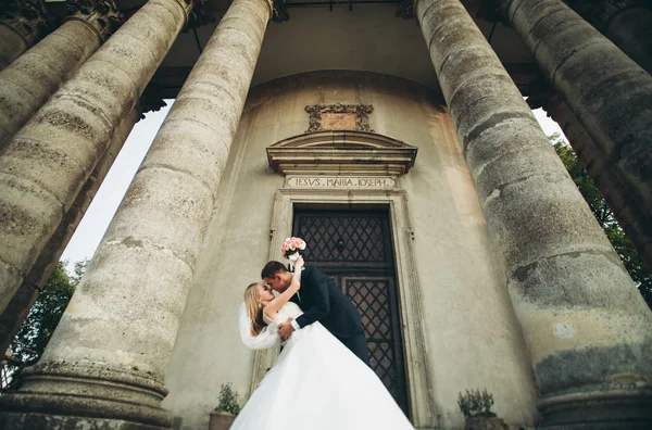 Hermosa boda romántica pareja de recién casados abrazos cerca del viejo castillo —  Fotos de Stock