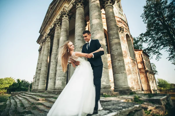 Gyönyörű romantikus esküvő pár friss házasok ölelés közelében régi vár — Stock Fotó