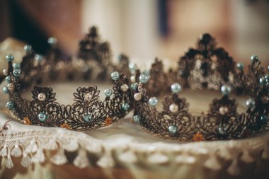 Şık düğün taç veya taç kilisede evlilik hazırlığı