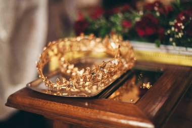 Şık düğün taç veya taç kilisede evlilik hazırlığı